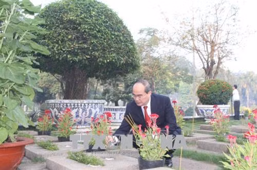 Bí thư Thành ủy Nguyễn Thiện Nhân thắp hương tại mộ các Anh hùng liệt sỹ. Ảnh: Thành Chung – TTXVN