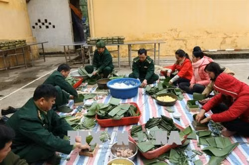 Cán bộ chiến sỹ đồn Biên phòng Mường Pồn gói bánh chưng tặng cho các gia đình chính sách và hộ nghèo khu vực biên giới. Ảnh: Phan Tuấn Anh - TTXVN