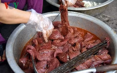 Thịt bò khô - món quà Tết mang tình cảm của người Việt xa xứ ảnh 1