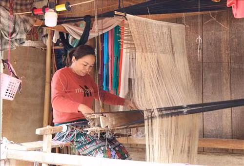 Phụ nữ dân tộc Lào ở bản Pa Xa Lào dệt những tấm váy mới chuẩn bị cho ngày tết sắp đến. Ảnh: Văn Dũng - TTXVN