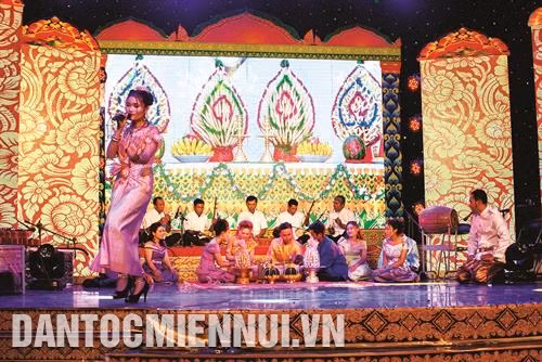 Các thí sinh đã mang đến cho khán giả nhiều tiết mục đặc sắc, ca ngợi Đảng, Bác Hồ, sự đổi thay của phum sóc…. Ảnh: Trung Hiếu