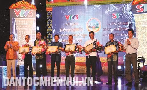 Liên hoan dân ca Khmer khu vực Đồng bằng sông Cửu Long lần thứ I - 2018 do Ban Truyền hình tiếng dân tộc - Đài Truyền hình Việt Nam (VTV5) và Đài Phát thanh và Truyền hình tỉnh Sóc Trăng phối hợp tổ chức. Ảnh: Trung Hiếu