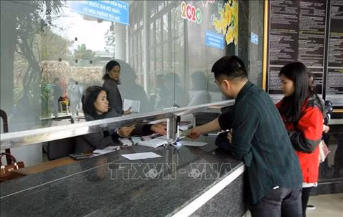Khách du lịch đến tham quan Di sản Thiên nhiên thế giới Vườn Quốc gia Phong Nha - Kẻ Bàng mua vé tại quầy. Ảnh: Văn Tý - TTXVN