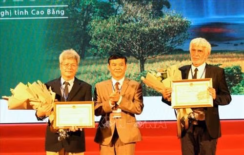 Ông Nguyễn Trung Thảo, Phó Chủ tịch UBND tỉnh tặng Bằng khen vì có nhiều đóng góp cho Công viên địa chất toàn cầu UNESSCO non nước Cao Bằng cho ông Guy Martini, Chủ tịch Hội đồng Mạng lưới CVĐC toàn cầu UNSECO và Trần Tân Văn- PGS.TS Viện trưởng, Viện Khoa học Địa chất khoáng sản. Ảnh: Quốc Đạt - TTXVN