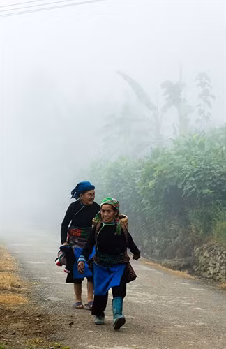 Người dân tộc ở Y Tý trong sương chiều