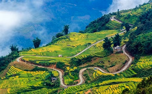 Từ thế yếu về địa hình, người dân tộc vùng cao nơi đây đã sáng tạo ra cách canh tác lúa theo kiểu ruộng bậc thang