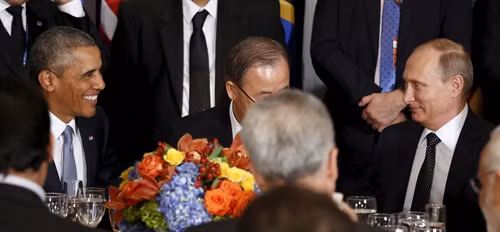 Tổng thống Nga Vladimir Putin (phải, phía sau) và Tổng thống Mỹ Barack Obama (trái, phía sau) tại cuộc hội đàm chính thức bên lề khóa họp lần thứ 70 của Đại hội đồng LHQ ở New York (Mỹ).. Ảnh: Reuters/TTXVN
