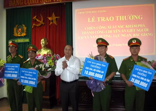 Chủ tịch UBND tỉnh Bắc Giang Nguyễn Văn Linh trao thưởng cho các đơn vị.