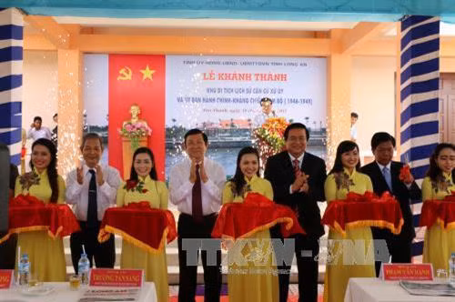 Nguyên Chủ tịch nước Trương Tấn Sang và lãnh đạo tỉnh Long An cắt băng khánh thành tại khu di tích. Ảnh: Thanh Bình-TTXVN