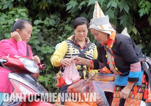 Đồng bào dân tộc từ các bản làng vùng cao xuống chợ để mua sắm. Ảnh: Quý Trung