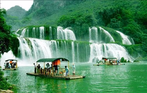 Thác Bản Giốc thuộc địa phận xã Đàm Thủy, huyện Trùng Khánh, tỉnh Cao Bằng. Mỗi năm thu hút hơn 30.000 lượt khách du lịch trong và ngoài nước tới tham quan. Ảnh: Phương Hoa - TTXVN Thác Bản Giốc mỗi năm thu hút hơn 30.000 lượt khách du lịch trong và ngoài nước tới tham quan. Ảnh: Phương Hoa – TTXVN Thác có độ cao trên 30 m với nhiều khối nước lớn đổ xuống qua nhiều tầng đá vôi. Ảnh: Phương Hoa - TTXVN Giữa thác có một mô đá rộng phủ đầy cây đã xẻ dòng sông thành 3 luồng nước như ba dải lụa trắng. Ảnh: Phương Hoa – TTXVN Chiến sỹ Công an huyện Trùng Khánh và bộ độ Biên phòng Đàm Thủy phối hợp tuần tra dưới chân thác Bản Giốc. Ảnh: Doãn Tấn – TTXVN Vào những ngày nắng, làn hơi nước còn tạo thành cầu vồng lung linh huyền ảo. Ảnh: Phương Hoa – TTXVN