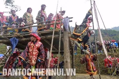 Gia đình chủ nhà sẽ dựng lán làm lễ, dựng đàn tế Ngọc Hoàng, Bàn Vương… Ảnh: Nguyễn Bích