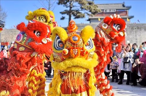Đèn lồng được thắp sáng chào đón Tết Nguyên đán tại nhiều con phố ở thành phố cổ Tây An, tỉnh Thiểm Tây, Trung Quốc. Ảnh: THX/TTXVN Người dân biểu diễn các điệu múa trong lễ hội chào đón Mùa Xuân tại tỉnh Sơn Đông, Trung Quốc. Ảnh: THX/TTXVN Đèn lồng hình chú lợn chào đón Tết Kỷ Hợi trưng bày tại tỉnh Sơn Đông, Trung Quốc. Ảnh: THX/TTXVN Biểu diễn múa sư tử chào đón Xuân Kỷ Hợi tại tỉnh Hà Bắc, Trung Quốc. Ảnh: THX/TTXVN Du khách chụp ảnh với hoa chào đón Tết Nguyên đán Kỷ Hợi tại Côn Minh, Trung Quốc. Ảnh: THX/TTXVN Đèn lồng hình những chú lợn chào đón Xuân Kỷ Hợi trưng bày tại tỉnh Chiết Giang , Trung Quốc. Ảnh: THX/TTXVN Đèn lồng được thắp sáng rực rỡ để chào đón Tết Nguyên đán tại Trịnh Châu, tỉnh Hà Nam, Trung Quốc, ngày 3/2/2019. Ảnh: THX/ TTXVN Đường phố được trang hoàng rực rỡ để chào đón Tết Nguyên đán tại Trịnh Châu, tỉnh Hà Nam, Trung Quốc, ngày 3/2/2019. Ảnh: THX/ TTXVN Trang trí đèn lồng đỏ chào đón Tết Nguyên đán tại thành phố Trùng Khánh, Trung Quốc. Ảnh: THX/TTXVN Trang trí hoa đào đón Tết Nguyên đán ở thành phố Trùng Khánh, Trung Quốc. Ảnh: THX/TTXVN Đèn lồng đủ màu sắc trang trí chào Xuân Kỷ Hợi tại thành phố Nam Kinh, tỉnh Giang Tô, Trung Quốc. Ảnh: THX/TTXVN Đèn lồng được thắp sáng rực rỡ đón Tết Nguyên đán Kỷ Hợi tại Thượng Hải, Trung Quốc. Ảnh: THX/ TTXVN Đèn lồng được thắp sáng rực rỡ đón Tết Nguyên đán Kỷ Hợi tại tỉnh Tứ Xuyên, tây nam Trung Quốc. Ảnh: THX/ TTXVN Đèn lồng được thắp sáng rực rỡ đón Tết Nguyên đán Kỷ Hợi tại tỉnh Hà Nam, Trung Quốc. Ảnh: THX/ TTXVN Chào đón Tết Nguyên đán Kỷ Hợi tại khu phố người Hoa (Chinatown) ở Yangon, Myanmar. Ảnh: THX/TTXVN Người dân thắp hương cầu mong Năm mới bình an hạnh phúc trong dịp Tết Nguyên đán Kỷ Hợi tại Paloh, Johor, Malaysia. Ảnh: THX/TTXVN Màn biểu diễn múa sư tử chào đón Tết Nguyên đán Kỷ Hợi của cộng đồng người Hoa tại London, Anh. Ảnh: THX/TTXVN Đèn lồng được thắp sáng rực rỡ đón Tết Nguyên đán Kỷ Hợi tại Tế Nam, tỉnh Sơn Đông, miền đông Trung Quốc. Ảnh: THX/ TTXVN Các nghệ sĩ biểu diễn màn múa sư tử đón Tết Nguyên đán Kỷ Hợi tại Kathmandu, Nepal. Ảnh: THX/ TTXVN Nghệ sĩ biểu diễn múa sư tử chào đón Tết Nguyên đán Kỷ Hợi tại Tháp Tokyo, Nhật Bản. Ảnh: THX/ TTXVN Tháp Tokyo, Nhật Bản, được thắp sáng màu đỏ rực rỡ để chào đón Tết Nguyên đán Kỷ Hợi. Ảnh: THX/ TTXVN Cầu cảng Sydney và Nhà hát Con Sò tại Sydney, Australia, được thắp sáng màu đỏ rực rỡ để chào đón Tết Nguyên đán Kỷ Hợi. Ảnh: THX/ TTXVN Trung tâm Hội nghị Dublin, Ireland, được thắp sáng rực rỡ để chào đón Tết Nguyên đán Kỷ Hợi. Ảnh: THX/ TTXVN Lễ hội Ánh sáng chào đón Tết Nguyên đán Kỷ Hợi tại công viên Kalemeglan, Belgrade, Serbia. Ảnh: THX/ TTXVN Màn trình diễn pháo hoa chào đón Tết Nguyên đán Kỷ Hợi tại Paloh, Johor, Malaysia, ngày 5/2/2019. Ảnh: THX/ TTXVN Người dân cầu nguyện những điều may mắn và tốt đẹp trong Năm mới Kỷ Hợi tại Yangon, Myanmar, ngày 4/2/2019. Ảnh: THX/ TTXVN Người dân cầu nguyện những điều may mắn và tốt đẹp trong Năm mới Kỷ Hợi tại Yangon, Myanmar, ngày 4/2/2019. Ảnh: THX/ TTXVN