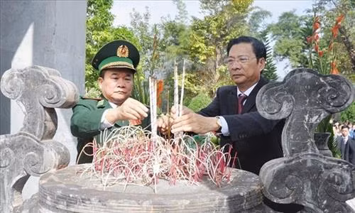 Trung tướng Hoàng Xuân Chiến, Ủy viên Trung ương Đảng, Ủy viên Quân ủy Trung ương, Tư lệnh Bộ đội Biên phòng và đồng chí Nguyễn Văn Đọc, Bí thư Tỉnh ủy tỉnh Quảng Ninh dâng hương tại Đài tưởng niệm các Anh hùng liệt sĩ Pò Hèn (xã Hải Sơn, thành phố Móng Cái). Ảnh: TTXVN phát