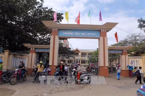 Xã đảo An Hải, huyện Lý Sơn (Quảng Ngãi) vượt khó khăn, quyết tâm hoàn thành mục tiêu xây dựng nông thôn mới. Ảnh: Quý Trung - TTXVN