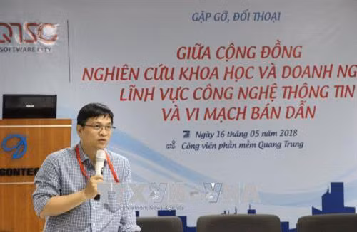 Ông Lâm Nguyễn Hải Long, Giám đốc Công ty trách nhiệm hữu hạn một thành viên phát triển Công viên phần mềm Quang Trung trình bày những ứng dụng khoa học công nghệ tại đơn vị. Ảnh: Xuân Dự - TTXVN