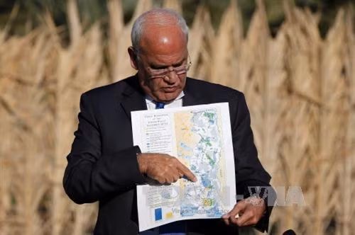 Trưởng đoàn đàm phán Palestine, Tổng thư ký Tổ chức giải phóng Palestine (PLO) Saeb Erekat thị sát phần đất mà chính quyền Israel vừa tuyên bố sáp nhập gần thành phố Jericho ngày 20/1. AFP/ TTXVN