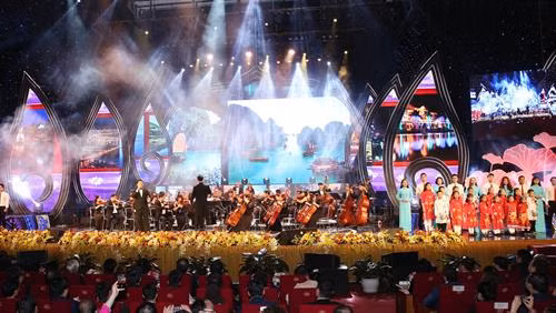 Chương trình văn nghệ Xuân Quê hương năm 2019. Ảnh: Lâm Khánh - TTXVN