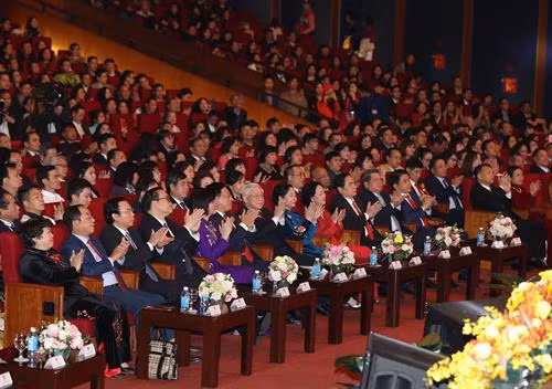 Tổng Bí thư, Chủ tịch nước Nguyễn Phú Trọng và các đại biểu dự chương trình Xuân Quê hương 2019. Ảnh: Trí Dũng - TTXVN