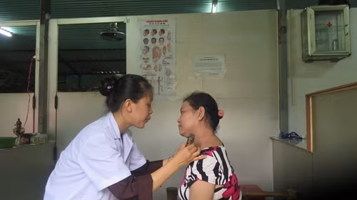 Khám bướu cổ cho bệnh nhân