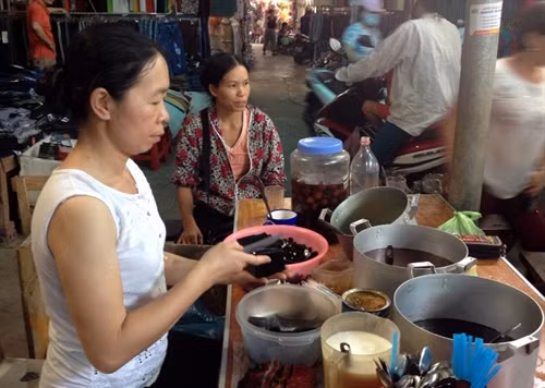 Thạch đen là món ăn bình dân được bán phổ biến tại các chợ ở Cao Bằng.