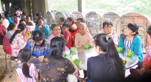 Các bệnh nhân nghèo ở xa được nhà chùa cấp suất ăn miễn phí