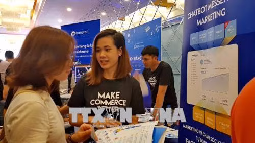 Các đại biểu tham quan và tìm hiểu sản phẩm, dịch vụ cung ứng tại các gian hàng giới thiệu xu hướng ứng dụng công nghệ trong tiếp thị. Ảnh: Thế Anh-TTXVN