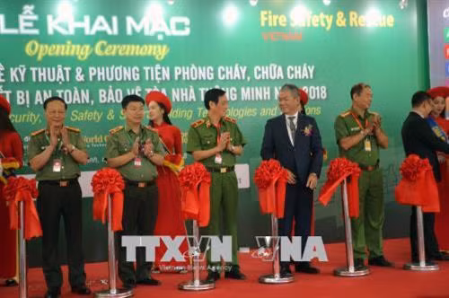 Các đại biểu cắt băng khai mạc triển lãm. Ảnh: Thành Chung - TTXVN