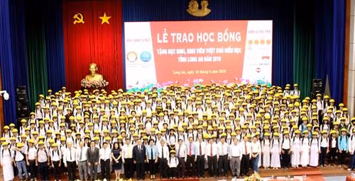 Lễ trao học bổng cho 400 học sinh, sinh viên vượt khó hiếu học trên địa bàn tỉnh năm 2018. Nguồn: Báo Long An online