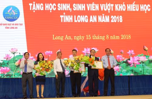 Trao bằng khen UBND tỉnh cho 1 tập thể, 2 cá nhân của Công ty 4 Oranges Co., Ltd có nhiều đóng góp trong hoạt động khuyến học, khuyến tài. Nguồn: Nguồn: Báo Long An online