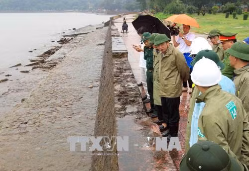 Bộ trưởng Bộ Nông nghiệp và Phát triển nông thôn, Trưởng Ban Chỉ đạo Trung ương về Phòng chống thiên tai Nguyễn Xuân Cường kiểm tra công tác phòng chống bão số 4 tại Khu 1 Đồ Sơn, quận Đồ Sơn. Ảnh: An Đăng - TTXVN