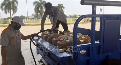 Người dân đổ xô đi mua xăng dầu tích trữ. Ảnh: Trần Tĩnh - TTXVN