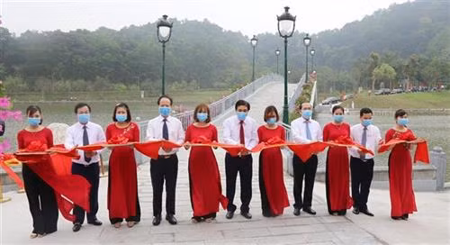 Các đại biểu cắt băng khánh thành cầu Mai An Tiêm. Ảnh: Trung Kiên - TTXVN