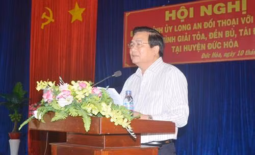 Bí thư Tỉnh ủy, Chủ tịch HĐND tỉnh – Phạm Văn Rạnh phát biểu tại cuộc đối thoại với người dân về giải tỏa, đền bù và tái định cư vào trung tuần tháng 11/2017. Nguồn: Báo Long An online
