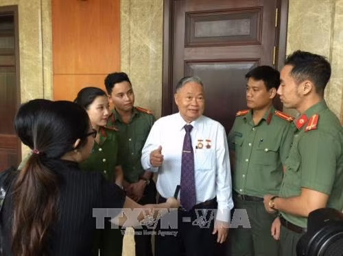 Thiếu tá Lê Viết Bình, nguyên trinh sát vũ trang nội đô An ninh Khu Sài Gòn – Gia Định (An ninh T4) chia sẻ với thế hệ trẻ ký ức về một thời "hoa lửa". Ảnh: Thành Chung-TTXVN