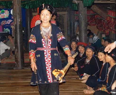 Trước khi lễ cưới được tổ chức thì cả nhà trai và nhà gái sẽ phải chuẩn bị lương thực, thực phẩm, đồ lễ và ông mờ, bà mờ… Khi sang nhà gái, nhà trai cử một đoàn đi đón dâu với số lượng bắt buộc là 11 người trong đó có trưởng đoàn, chủ hôn, chú rể, phù rể và các nam thanh niên trẻ, khỏe có tài hát đối đáp, tất cả đều mặc trang phục truyền thống của dân tộc. Sau khi lên nhà cô dâu, chú rể (choàng áo vàng) sẽ đi thẳng vào buồng cô dâu và đêm hôm đó sẽ ngủ lại một đêm tại buồng, còn cô dâu lại được giấu tạm đi nơi khác Trong khi đó, ở bên ngoài vẫn diễn ra mọi thủ tục, nghi lễ. Chuẩn bị cho cô dâu trước khi về nhà chồng. Đến giờ đã định, sau khi đã trang điểm xong thì cô dâu sẽ lên buồng và phải dùng quạt để che mặt bởi người Dao quan niệm, khi đi lấy chồng mà để hở mặt sẽ mất vía và cô dâu sẽ không gặp may trong suốt cuộc đời. Thầy mờ của nhà trai cũng choàng cho cô dâu chiếc áo vàng mà chú rể đã mặc hôm qua để thể hiện tình cảm giữa hai người. Đoàn nhà trai sẽ đứng hát xin dâu. Đến giờ đẹp (khoảng 10h đêm) là lễ kết tóc se tơ cho cô dâu chú rể. Người cầm bó đuốc sẽ đi trước với ý nghĩa là xua tà, đuổi cái ác, soi đường chỉ lối cho cô dâu. Ông mờ cùng các phù dâu, phù rể đưa cô dâu về nhà trai. Theo phong tục của người Dao thì dù xa hay gần, khi sang đến nhà trai, đoàn nhà gái cũng phải nghỉ lại ở đâu đó rồi đến giờ hoàng đạo (thường là vào khoảng 5h – 6h chiều) thì cô dâu mới được lên nhà trai. Đó là khoảng thời gian tốt nhất cho cô dâu và chú rể sau này. Em cô bên nhà chồng sẽ che ô cho cô dâu lên cầu thang với ý nghĩa nhà chồng sẽ che chở cho người mới vào nhà. Trong đám cưới của người Dao thì chú rể không được ra đón và cũng không được nhìn mặt cô dâu cho đến khi các nghi lễ lạy tạ tổ tiên được thực hiện xong. Những người đến dự đều chúc mừng hạnh phúc cho cô dâu, chú rể, tạo nên không khí vui tươi của cả bản làng