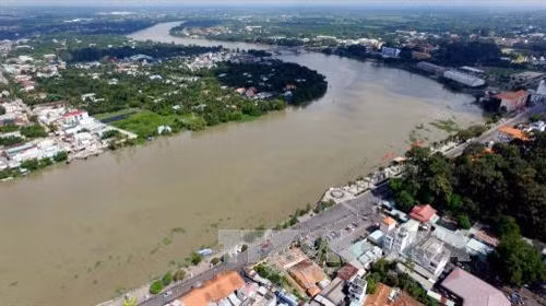 Một đoạn sông Sài Gòn chảy qua địa bàn Thành phố Thủ Dầu Một. Ảnh: Mạnh Linh-TTXVN