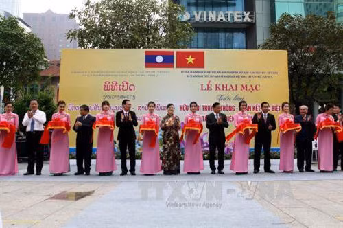 Cắt băng khai mạc Triển lãm. Ảnh: Thanh Vũ - TTXVN