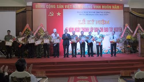 Thượng tướng Tô Lâm trao Kỷ niệm chương “Vì sự nghiệp phát triển Tây Nguyên” cho các cá nhân tiêu biểu. Ảnh: Hoài Nam - TTXVN
