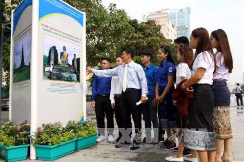 Thanh niên Việt Nam, Lào tham quan Triển lãm. Ảnh: Thanh Vũ - TTXVN