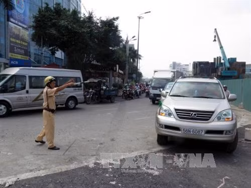 Cảnh sát giao thông điều tiết các phương tiện lưu thông trên đường Trường Sơn. Ảnh: Hoàng Hải-TTXVN