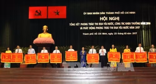 Các tập thể có thành tích xuất sắc trong phong trào thi đua yêu nước năm 2016 nhận Cờ thi đua của Chính phủ. Ảnh: Thanh Vũ-TTXVN