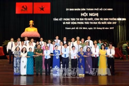 Bí thư Thành ủy Đinh La Thăng cùng các đồng chí lãnh đạo Ban Thi đua-Khen thưởng Trung ương và thành phố chung tay hưởng ứng phong trào thi đua yêu nước. Ảnh: Thanh Vũ-TTXVN