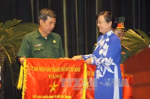 Chủ tịch HĐND Thành phố Hồ Chí Minh Nguyễn Thị Quyết Tâm trao tặng Cờ thi đua của UBND Thành phố cho các tập thể đạt nhiều thành tích trong phong trào thi đua yêu nước năm 2016. Ảnh: Thanh Vũ-TTXVN
