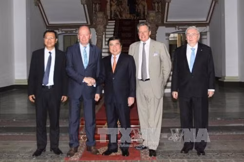 Chủ tịch UBND Thành phố Hồ Chí Minh Nguyễn Thành Phong với Thống đốc Tỉnh Đômg Flanders ông Jan Briers cùng các đại biểu. Ảnh: Thanh Vũ-TTXVN