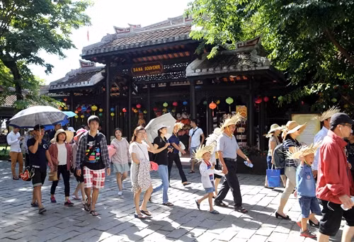 Du khách thăm quan Bà Nà Hill (Đà Nẵng). Ảnh: TTXVN