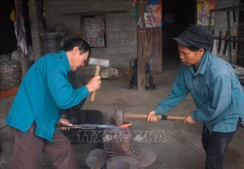 Người dân ở xóm Phia Chang Dưới, xã Phúc Sen, huyện Quảng Uyên, tỉnh Cao Bằng đang làm nghề rèn. Ảnh: Chu Hiệu - TTXVN