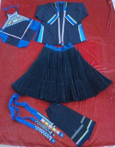 Trang phục nữ Mông đen.