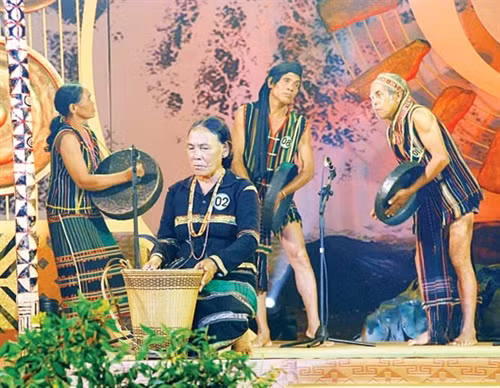 Hát sử thi của người M'Nông tại Liên hoan dân ca Việt Nam lần thứ IV, khu vực Tây Nguyên. Ảnh: Ngọc Tâm