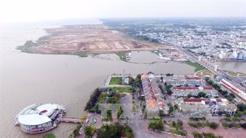 Dự án lấn biển khu vực phía tây bắc thành phố Rạch Giá quy mô gần 100 ha, với các công trình công cộng, trung tâm thương mại, dịch vụ du lịch, cao ốc văn phòng, nhà ở tái định cư cho các hộ dân đang sinh sống ven bờ sông, kênh rạch nội thị nằm trong quy hoạch. Ảnh: Mạnh Linh-TTXVN